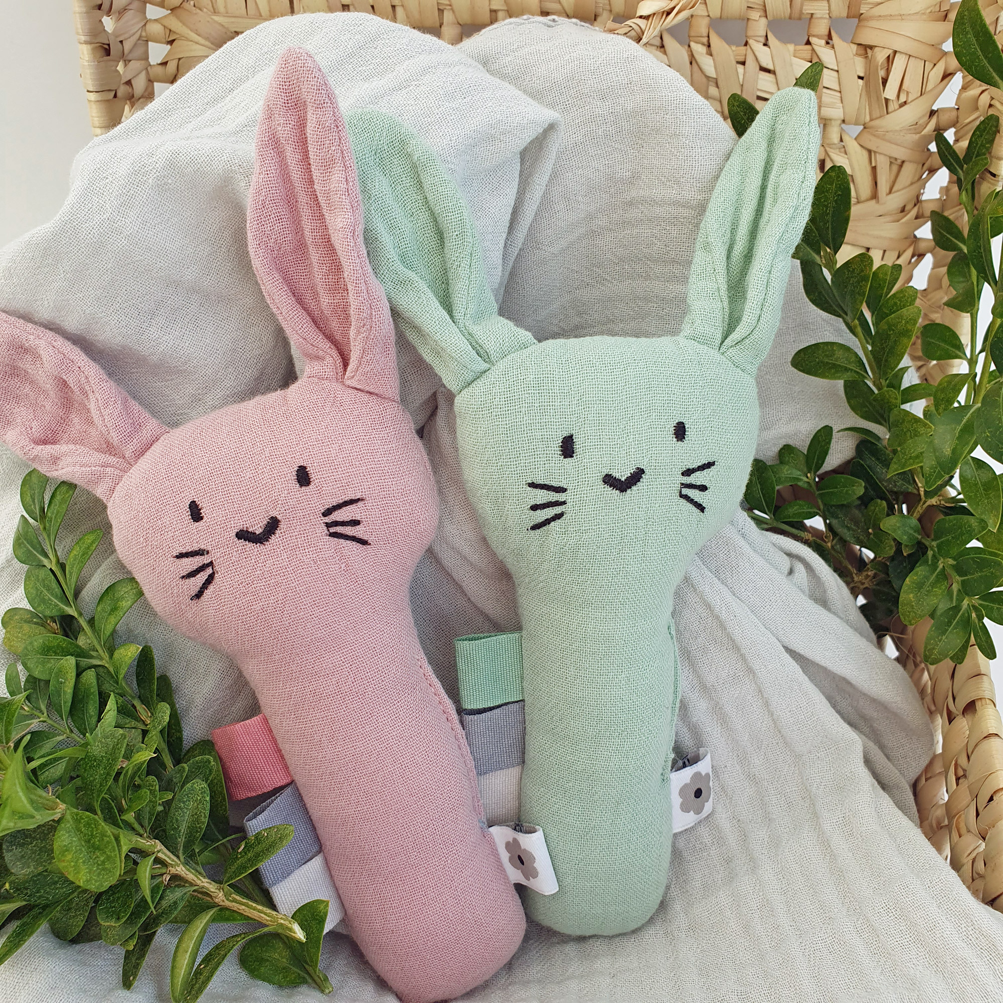 Soft rattle rabbit cameo green | Summerville organic